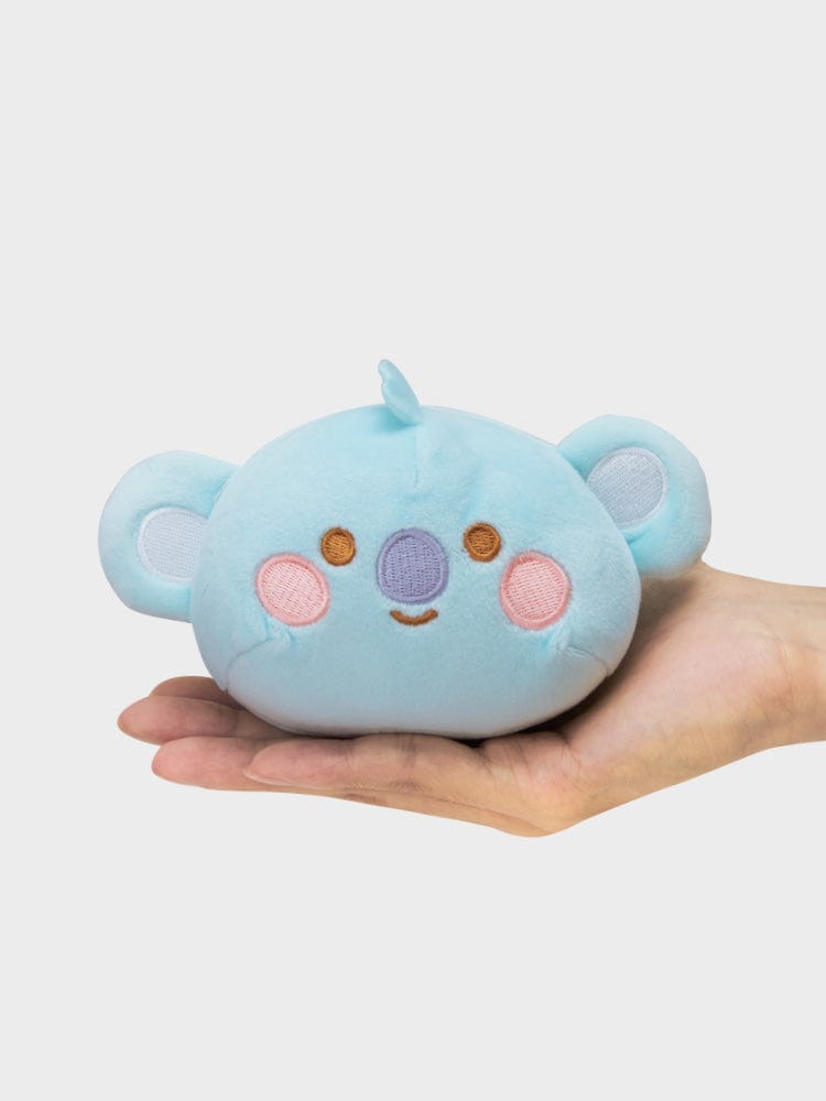 BT21 KOYA BABY MOCHI FACE CUSHION (S) LINE FRIENDS : coussin mochi koala bleu KOYA, posé sur une main, ambiance kawaii.