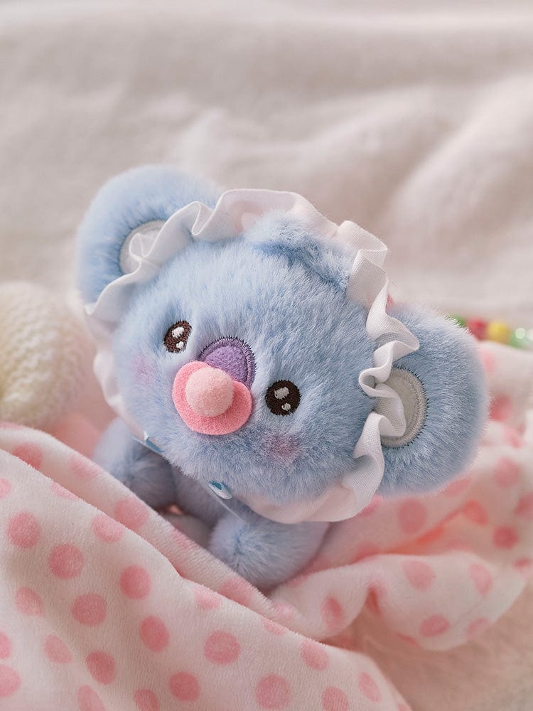 BT21 KOYA BABY PLUSH NEWBORN SEASON 2 : peluche officielle KOYA le koala bleu sur plaid pastel, ambiance chambre bébé