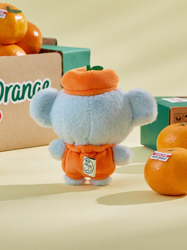 BT21 KOYA BABY PLUSH ORANGE PARTY, peluche officielle LINE représentant KOYA koala orange, mise en scène chambre/cadeau.