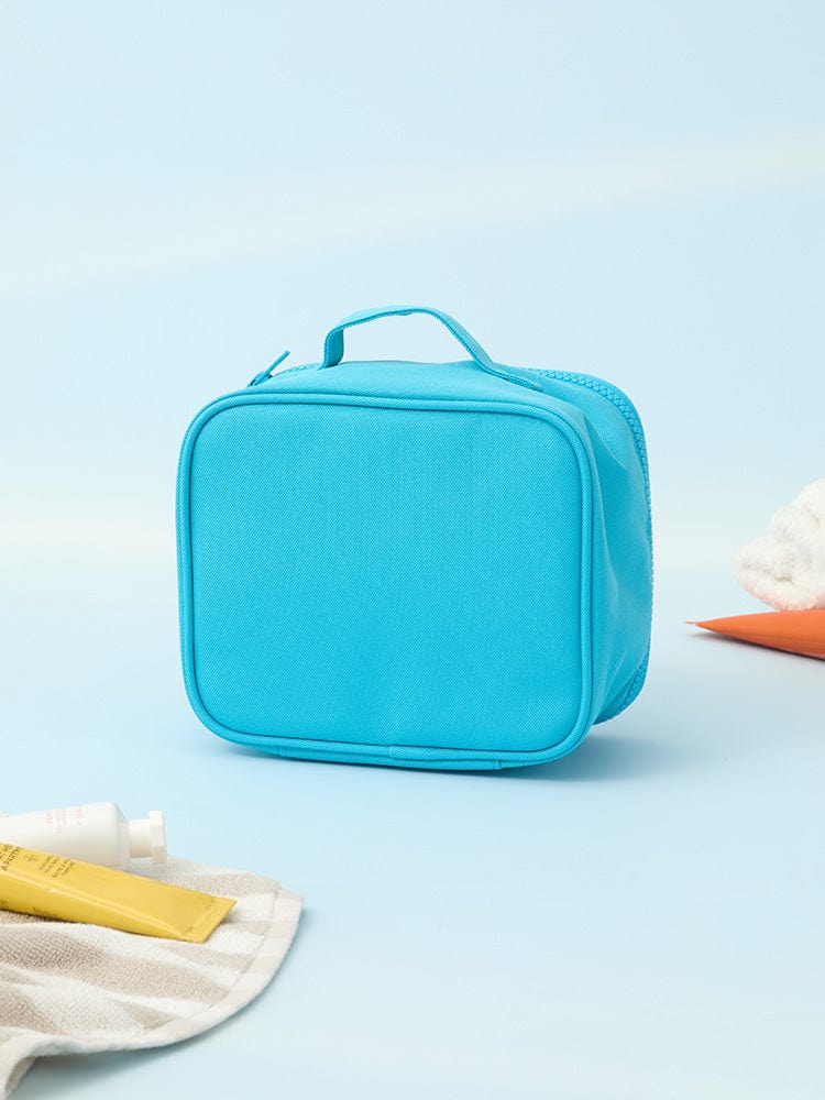 BT21 KOYA BASIC MULTI POUCH (M) LINE FRIENDS : pochette bleue KOYA, sac pour rangement, fond clair avec fournitures.