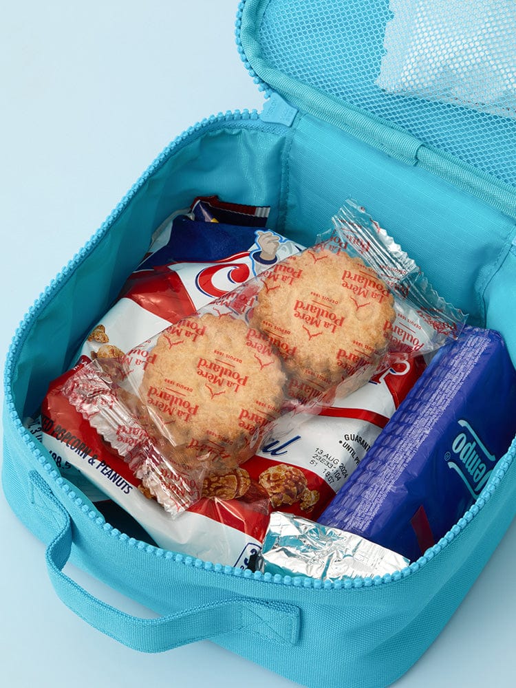 BT21 KOYA BASIC MULTI POUCH (M) de LINE FRIENDS, pochette bleue KOYA avec biscuits visibles dans l’ouverture