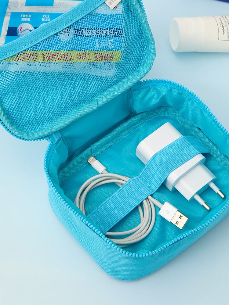 BT21 KOYA BASIC MULTI POUCH (S) de LINE FRIENDS : pochette bleue KOYA, câbles et chargeurs visibles sur fond clair.