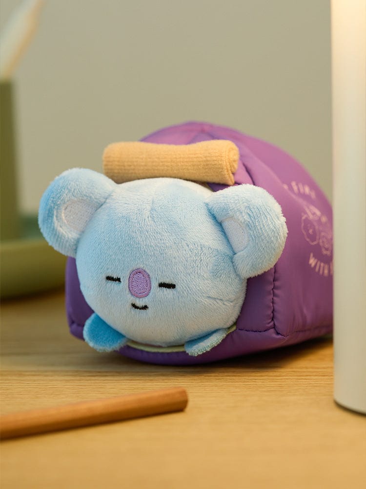 BT21 KOYA DOLL CAMPFIRE : peluche officielle KOYA (LINE FRIENDS) en forme de koala au repos, ambiance “campfire”.