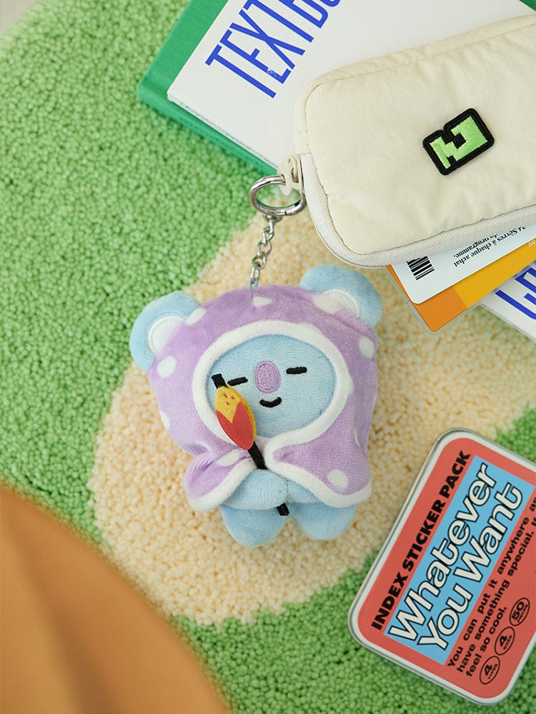 BT21 KOYA DOLL KEYRING CAMPFIRE : porte-clés KOYA en peluche sur tapis vert, marque LINE FRIENDS, fan K-pop