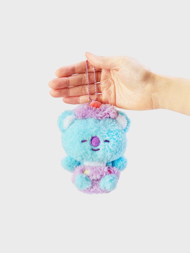 BT21 KOYA DOLL KEYRING ON THE CLOUD EDITION LINE FRIENDS, porte-clés KOYA en main sur fond clair, ambiance nuage