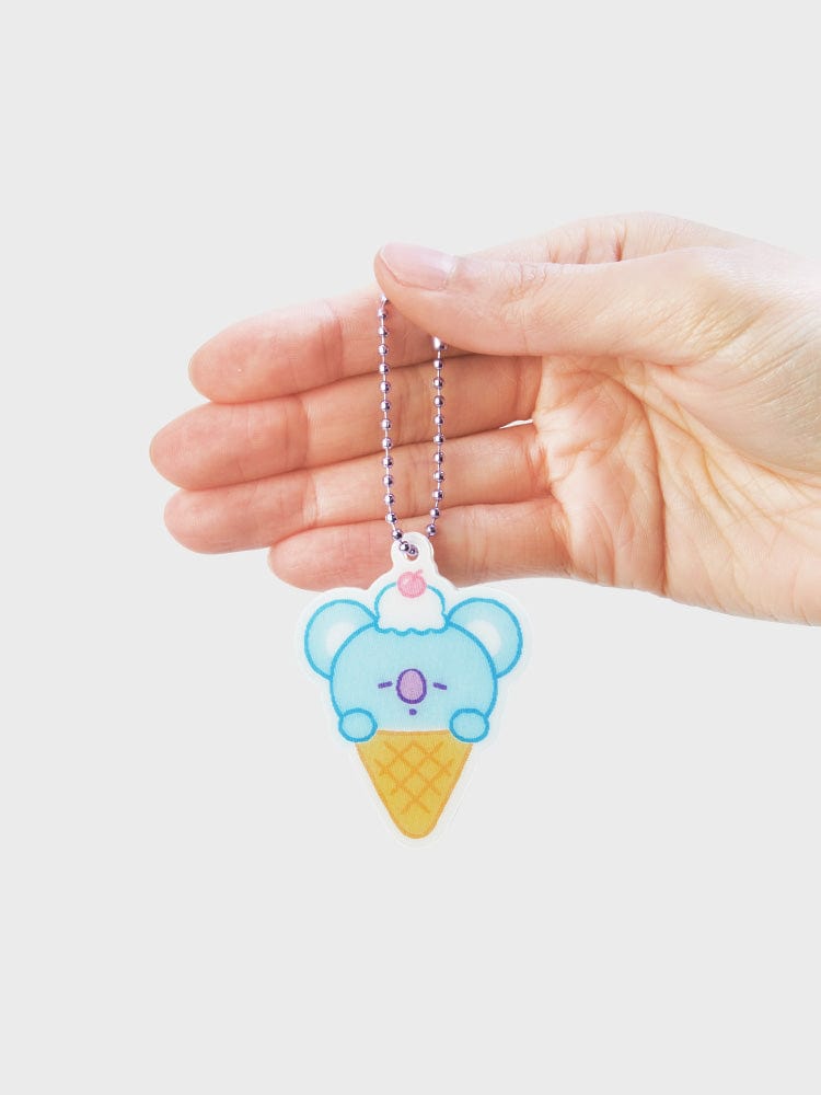 BT21 KOYA LENTICULAR 3D KEYRING ON THE CLOUD EDITION, porte-clés KOYA sur chaîne, main tenant l’accessoire devant fond clair.