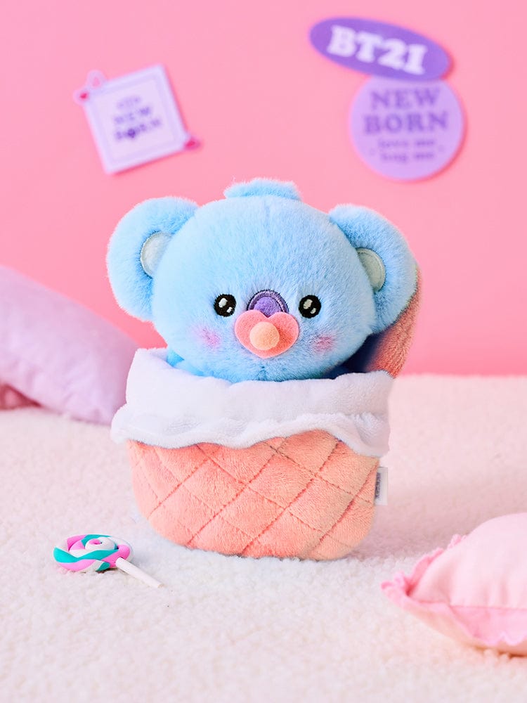 BT21 KOYA NEWBORN BABY PLUSH : peluche koala RM LINE FRIENDS, dans un décor chambre bébé rose, doux et officiel.