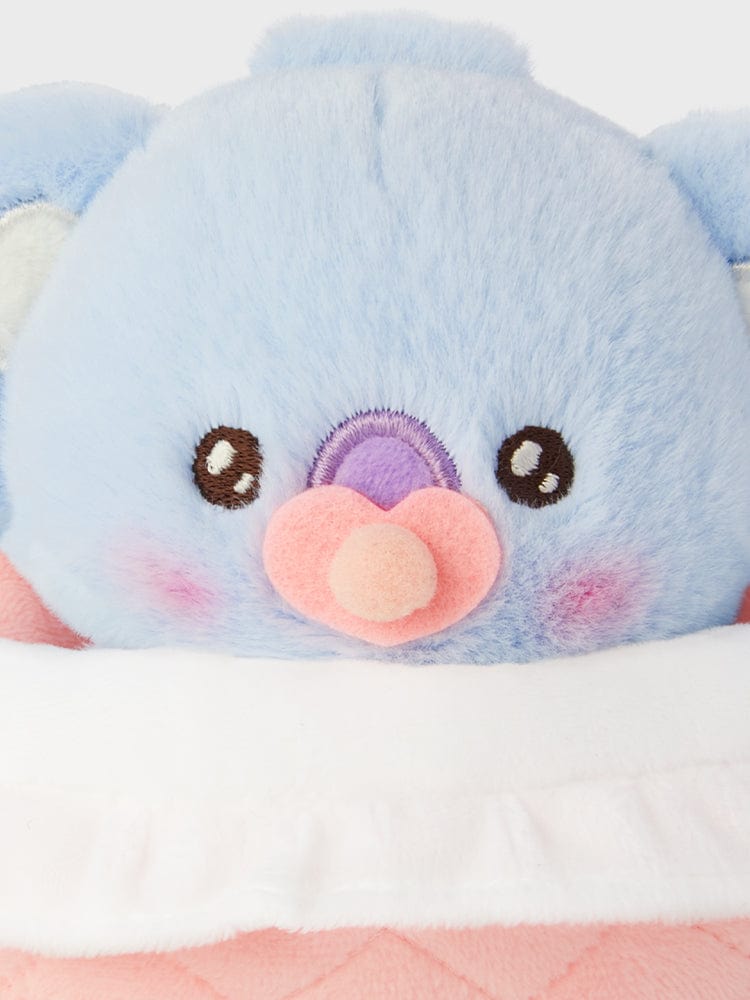 BT21 KOYA NEWBORN BABY PLUSH, peluche koala bleu pastel LINE FRIENDS, bonnet nouveau-né, fond doux en studio.
