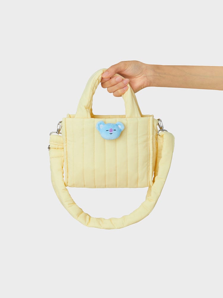 BT21 KOYA QUILTED BAG WITH FACE PLUSH BADGE WINTER EDITION, sac matelassé jaune LINE FRIENDS avec badge peluche KOYA.