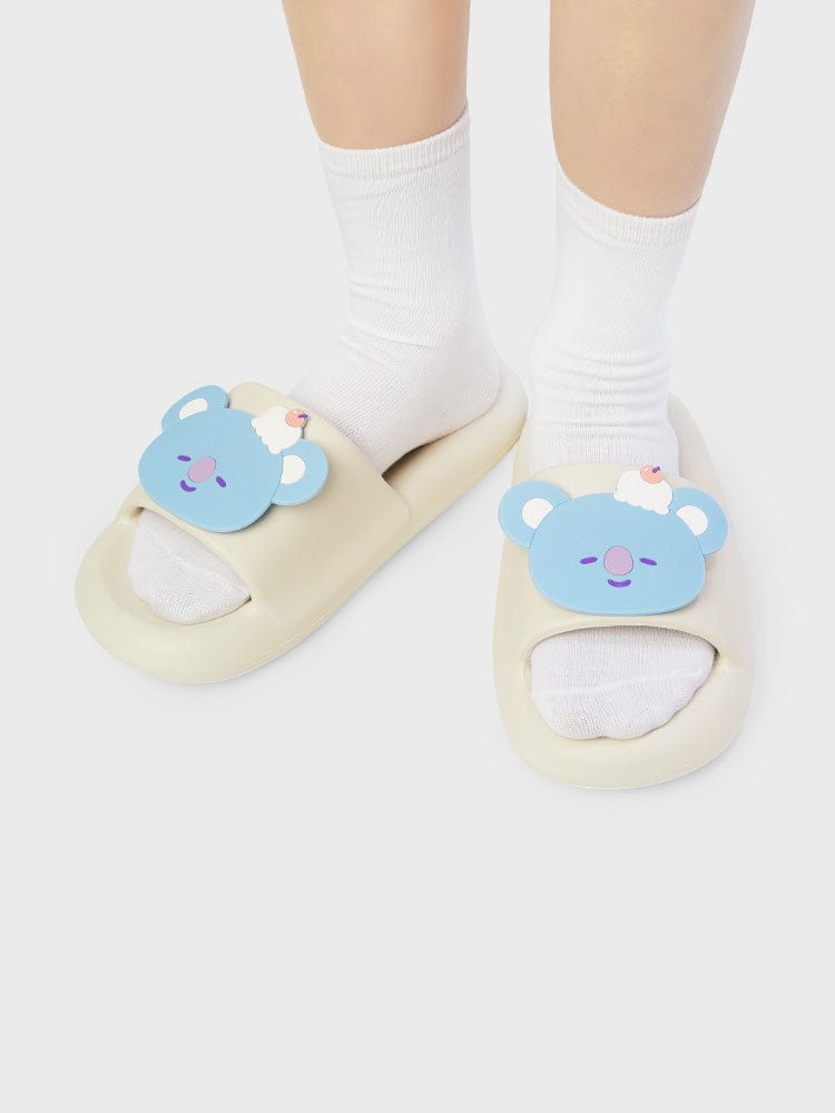 BT21 KOYA SLIPPERS ON THE CLOUD EDITION : chaussons officiels LINE FRIENDS, modèle KOYA koala, portés sur fond clair.