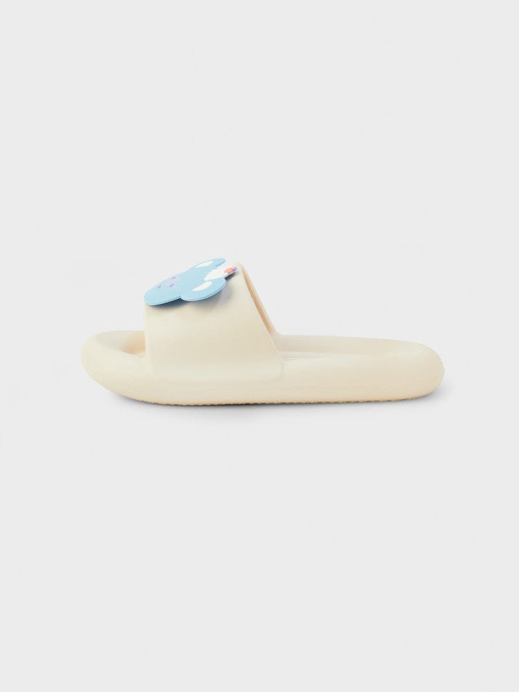 BT21 KOYA SLIPPERS ON THE CLOUD EDITION : chaussons KOYA koala sur un fond clair, style kawaii LINE FRIENDS