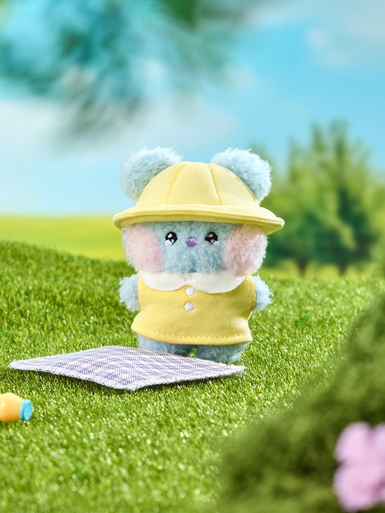 BT21 KOYA mini minini PLUSH PICNIC MATE : peluche KOYA koala sur tapis vert, accessoires pique-nique, décor chambre ou cadeau.