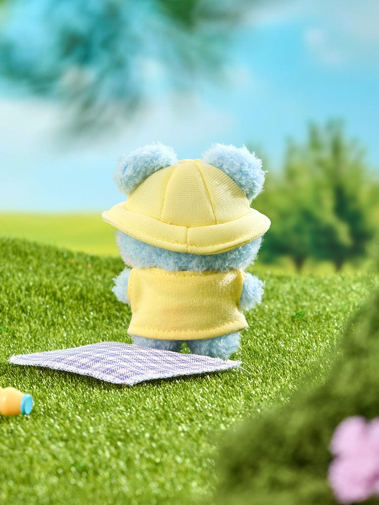 BT21 KOYA mini minini PLUSH PICNIC MATE, peluche KOYA koala en tenue sur un tapis de pique-nique vert, jardin