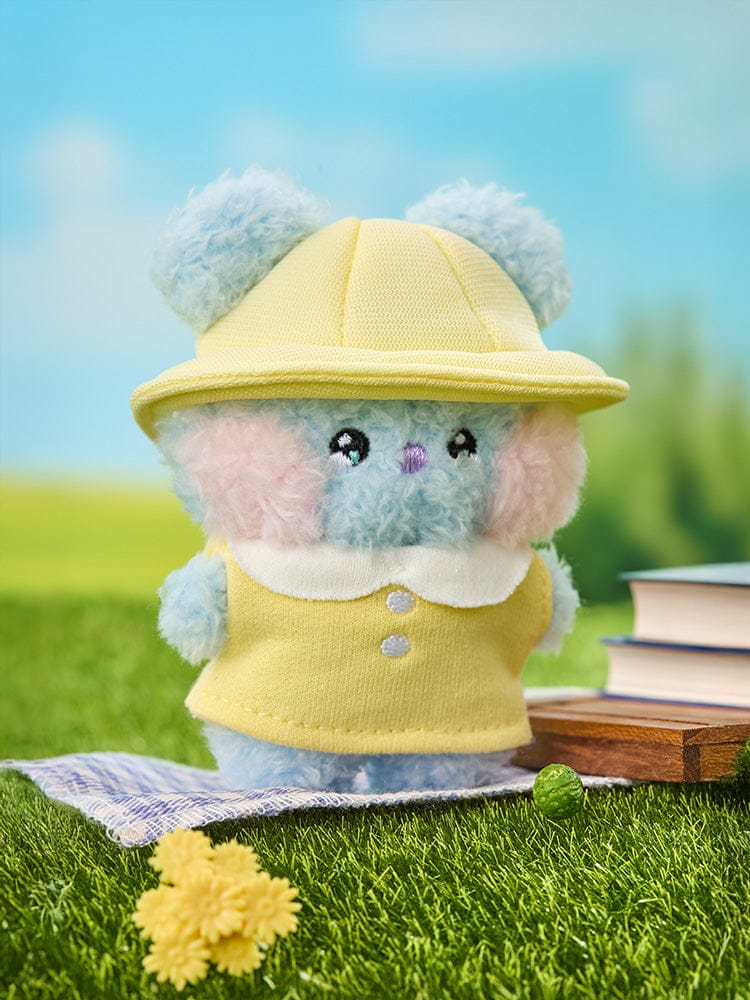 BT21 KOYA mini minini PLUSH PICNIC MATE peluche KOYA koala en tenue jaune, décor jardin au livre et panier picnic