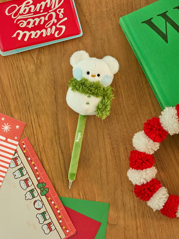 BT21 KOYA mini minini SNOWMAN PLUSH GEL PEN PETITE HOLIDAY : stylo peluche KOYA sur bureau, ambiance fête de Noël