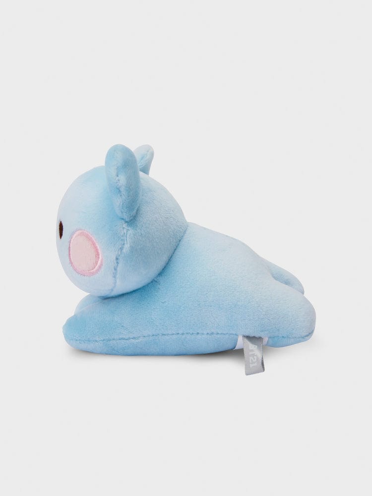 BT21 KOYA minini LYING DOLL, peluche officielle KOYA koala allongée, bleu ciel, décor chambre, fond clair