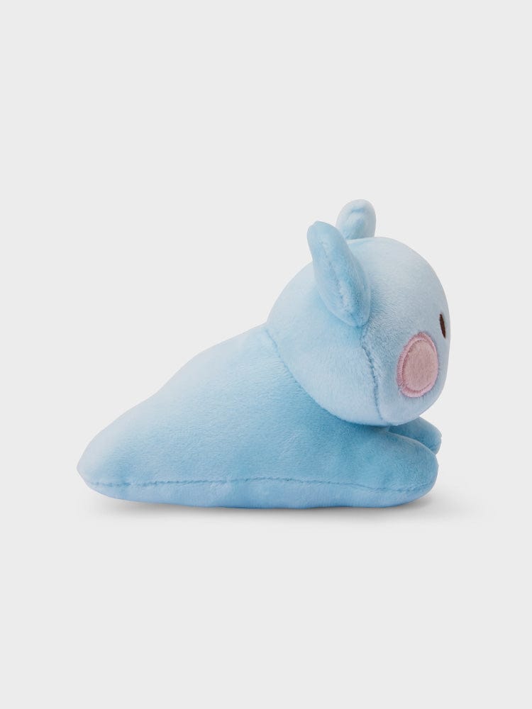 BT21 KOYA minini LYING DOLL : peluche officielle KOYA koala allongé, bleu, décor chambre, fond clair.