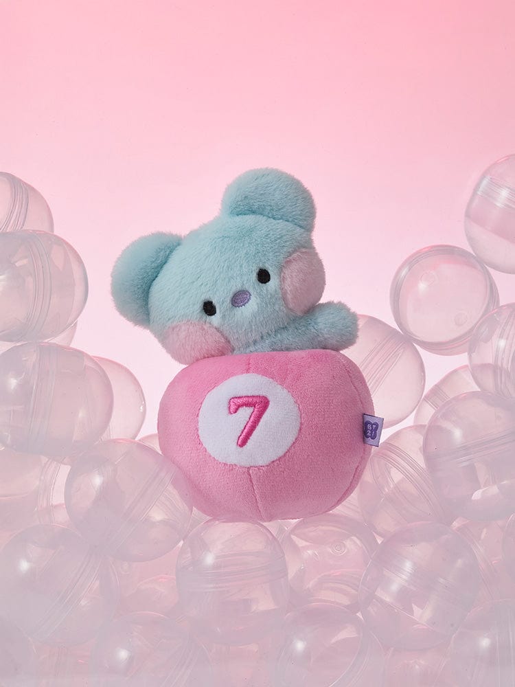 BT21 KOYA minini PLUSH LUCKY GATCHA, peluche koala RM sur fond rose, bulles décoratives, style minini.