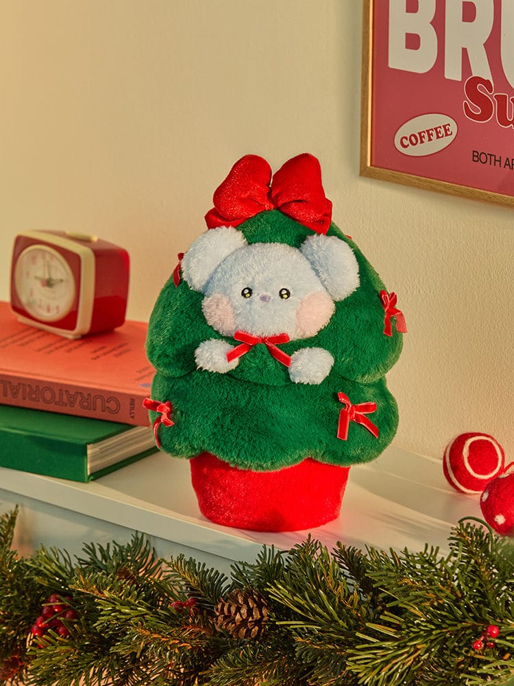 BT21 KOYA minini TREE PLUSH PETITE HOLIDAY : peluche KOYA dans décor de Noël sur étagère, marque BT21