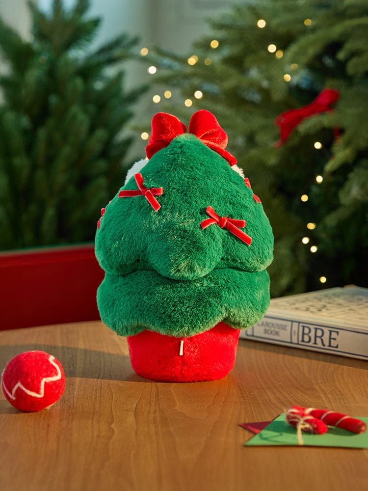 BT21 KOYA minini TREE PLUSH PETITE HOLIDAY, peluche KOYA BT21 dans sapin décoré de Noël, ambiance lumineuse.