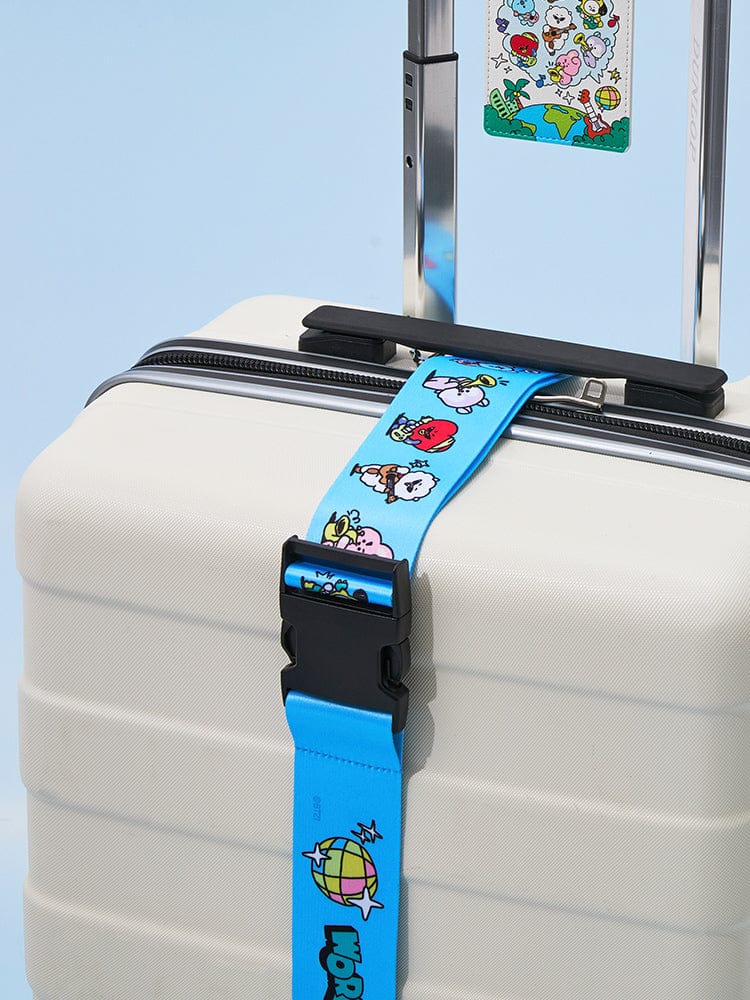 BT21 LUGGAGE BELT WORLD VOYAGE de LINE FRIENDS sur une valise blanche, personnages BT21 et contexte voyage.