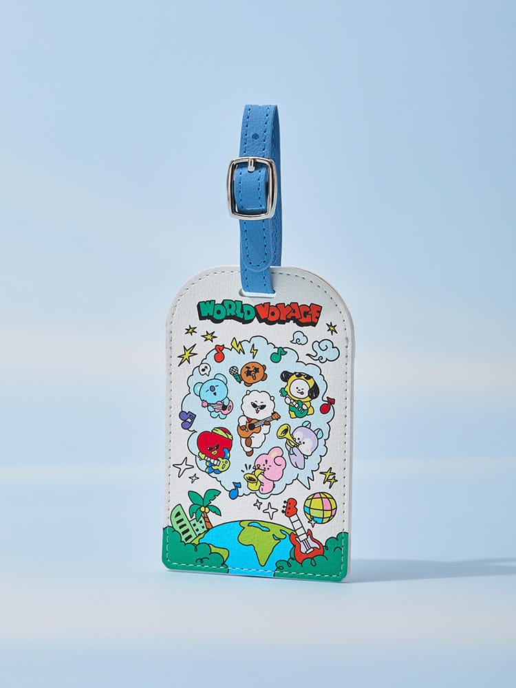 BT21 LUGGAGE TAG WORLD VOYAGE LINE FRIENDS sur fond ciel, étiquette de valise officielle avec personnages BT21.