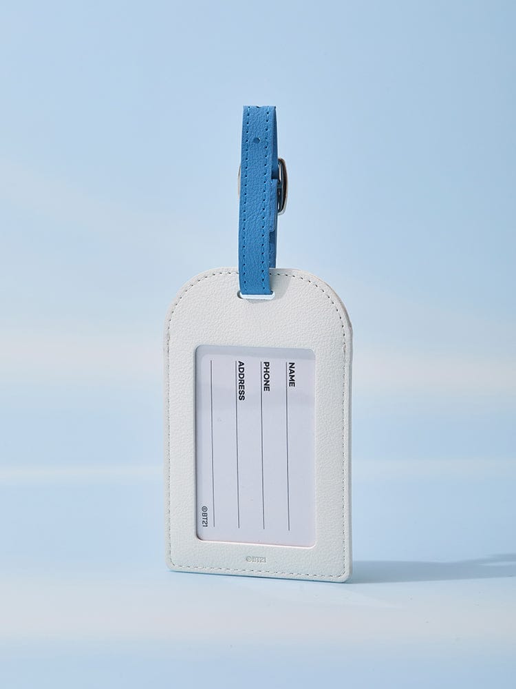 BT21 LUGGAGE TAG WORLD VOYAGE LINE FRIENDS : étiquette de bagage blanche et bleue sur fond ciel, style voyage