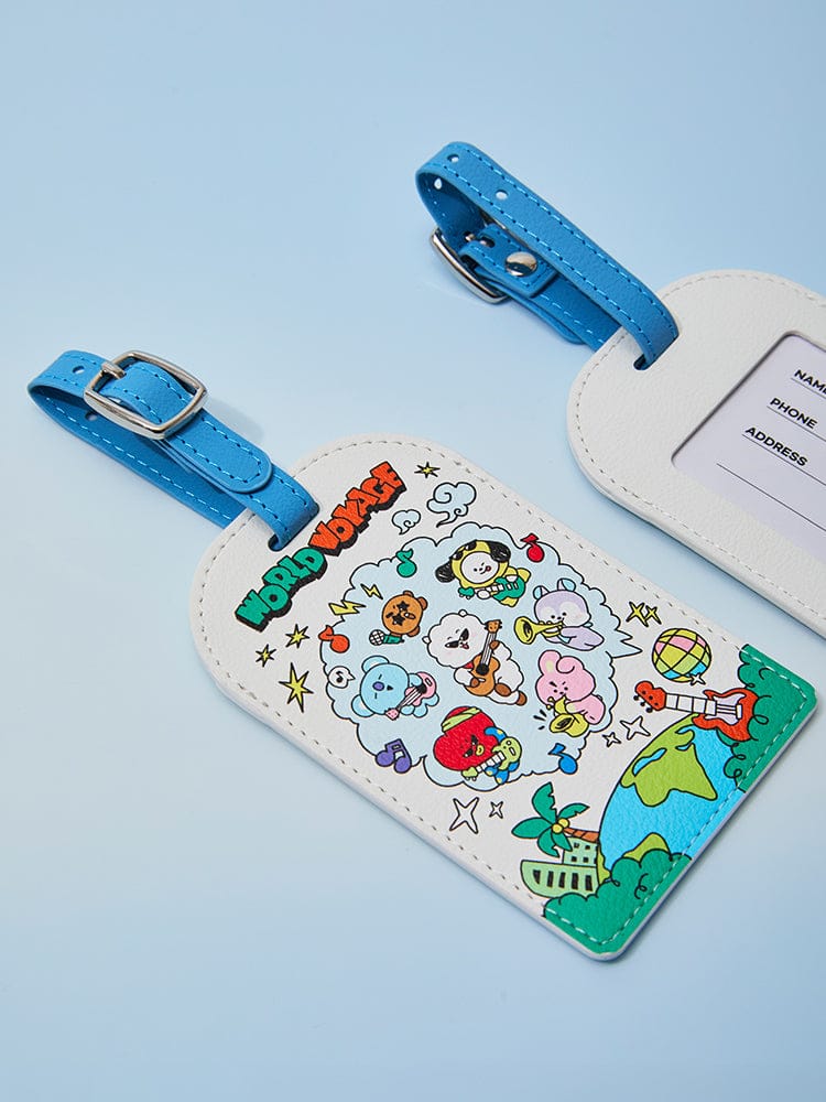 BT21 LUGGAGE TAG WORLD VOYAGE, porte-bagage officiel LINE FRIENDS, personnages BT21 sur tag bleu, fond ciel