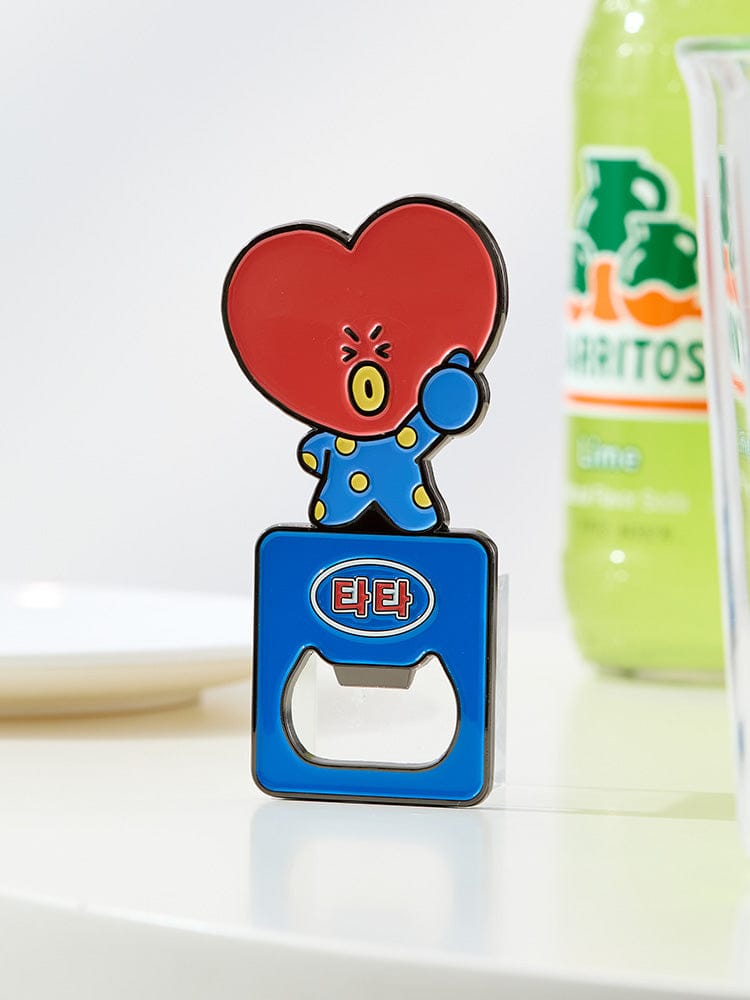 BT21 MAGNET OPENER SOUVENIR LINE FRIENDS : ouvre-bouteille aimanté TATA, décor mignon sur table, licence officielle.