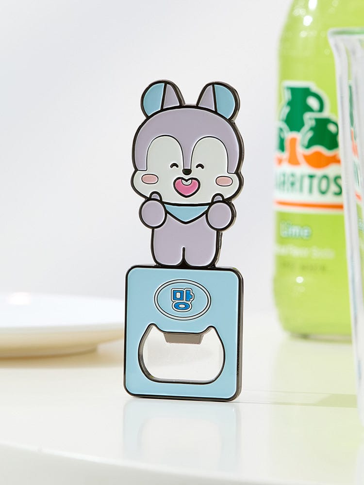 BT21 MAGNET OPENER SOUVENIR LINE FRIENDS, ouvre-bouteille aimanté Kawaii avec personnage BT21 sur table