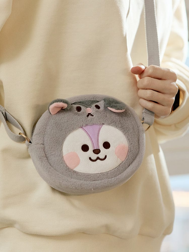 BT21 MANG BABY CROSSBODY BAG FLUFFY : bandoulière grise, peluche MANG et visage mascotte, sac officiel LINE FRIENDS porté.
