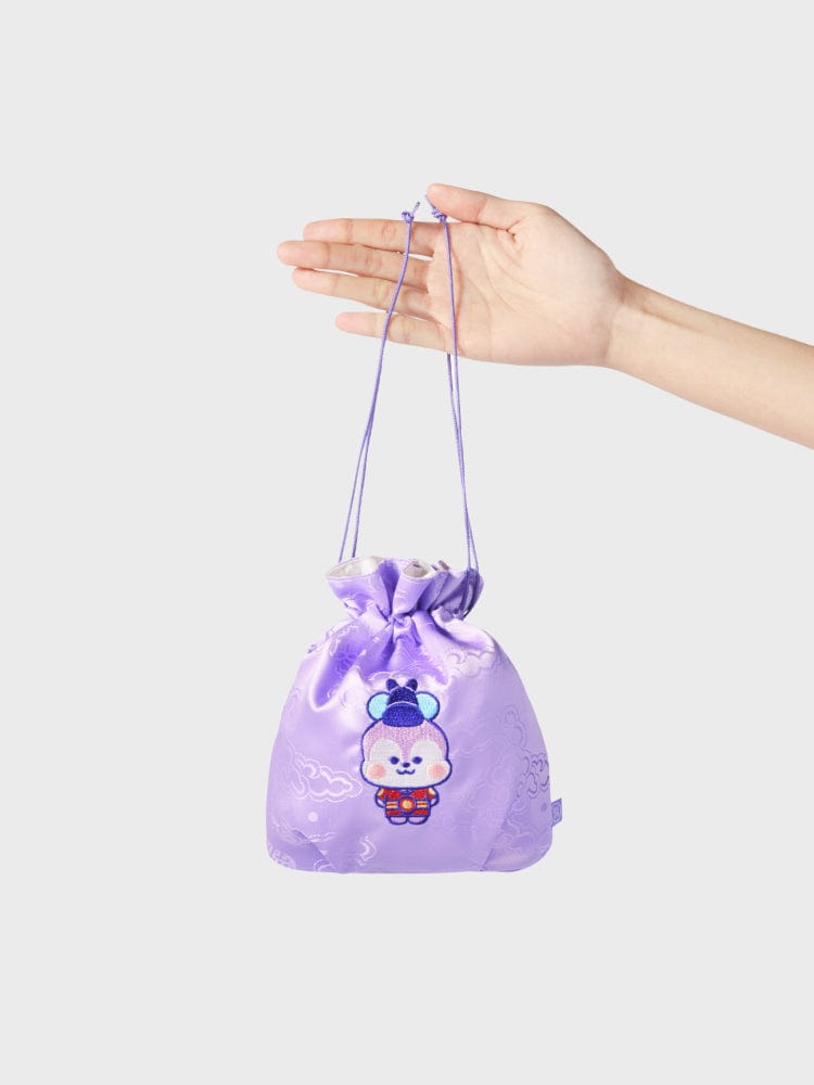 BT21 MANG BABY GOOD LUCK POUCH K-EDITION ver.2, pochette violette LINE FRIENDS tenue en main, design MANG au centre.