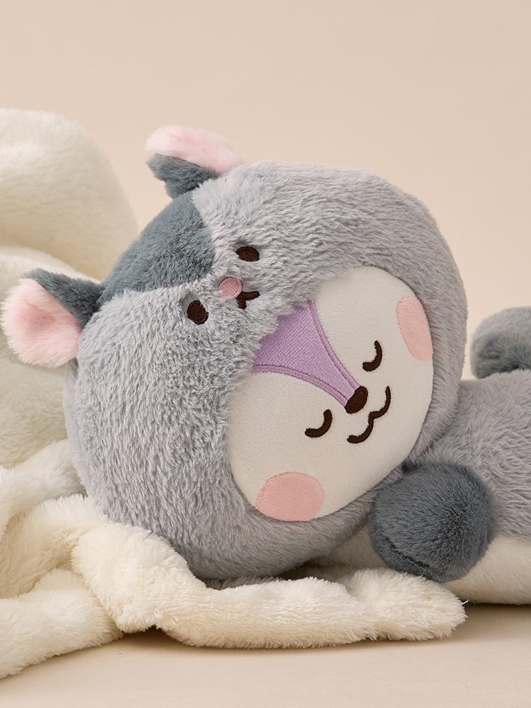 BT21 MANG BABY LYING DOLL FLUFFY, peluche officielle LINE BTS : bébé poney gris couché sur plaid crème, décor chambre.
