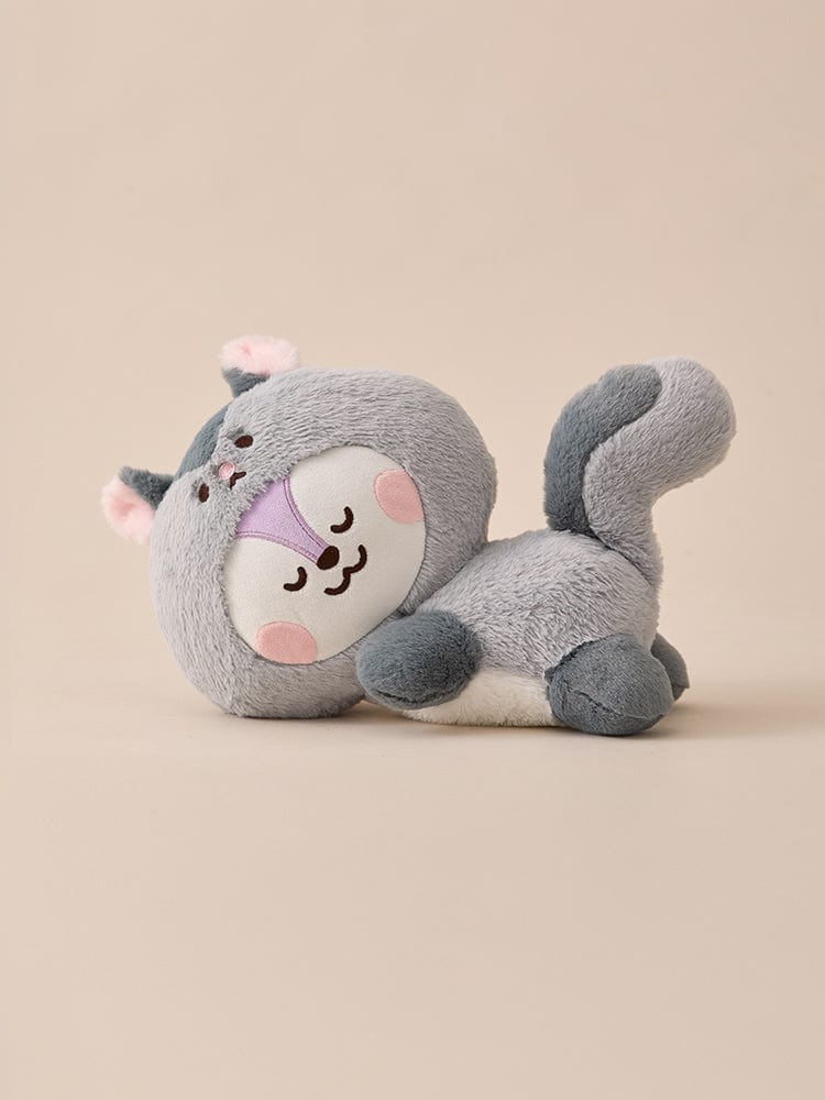 BT21 MANG BABY LYING DOLL FLUFFY : peluche officielle LINE BT21 du poney masqué j-hope, bébé gris allongé en studio.