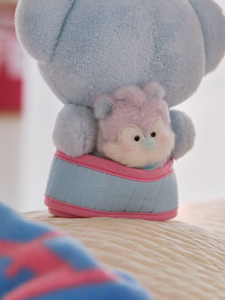 BT21 MANG BABY PLUSH CLOSET - BABY SLING NEWBORN SEASON 2, peluche Mang bébé dans un décor de chambre, vue rapprochée