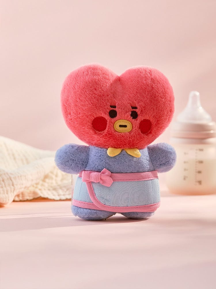 BT21 MANG BABY PLUSH CLOSET - BABY SLING NEWBORN SEASON 2, peluche MANG devant accessoires bébé, ambiance chambre.