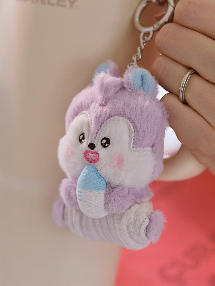 BT21 MANG BABY PLUSH KEYRING NEWBORN SEASON 2 : porte-clés peluche MANG violet, main tenant la chaîne, fond rose.