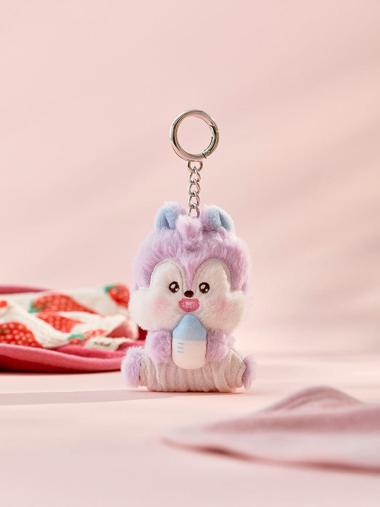 BT21 MANG BABY PLUSH KEYRING NEWBORN SEASON 2 de LINE FRIENDS : porte-clés bébé en peluche sur tissu rose, décor K-pop