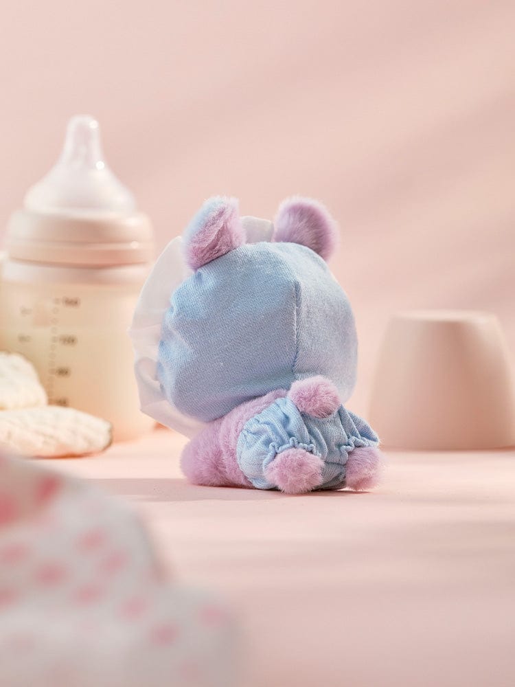 BT21 MANG BABY PLUSH NEWBORN SEASON 2, peluche Mang bébé sous licence officielle, posée sur un lit avec biberon en arrière-plan