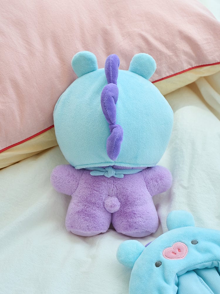 BT21 MANG BASIC COSTUME CLOSET - CAPE, peluche MANG de LINE FRIENDS avec cape, sur lit clair, décor chambre.