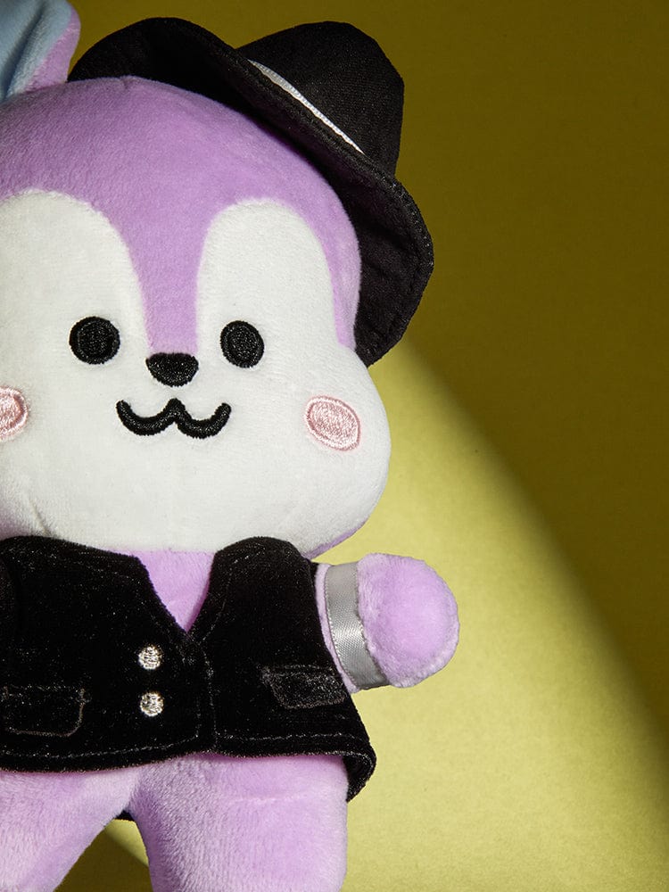 BT21 MANG Born to Dance Small Wire Doll, peluche officielle LINE FRIENDS : MANG en costume sur fond jaune, vue rapprochée.