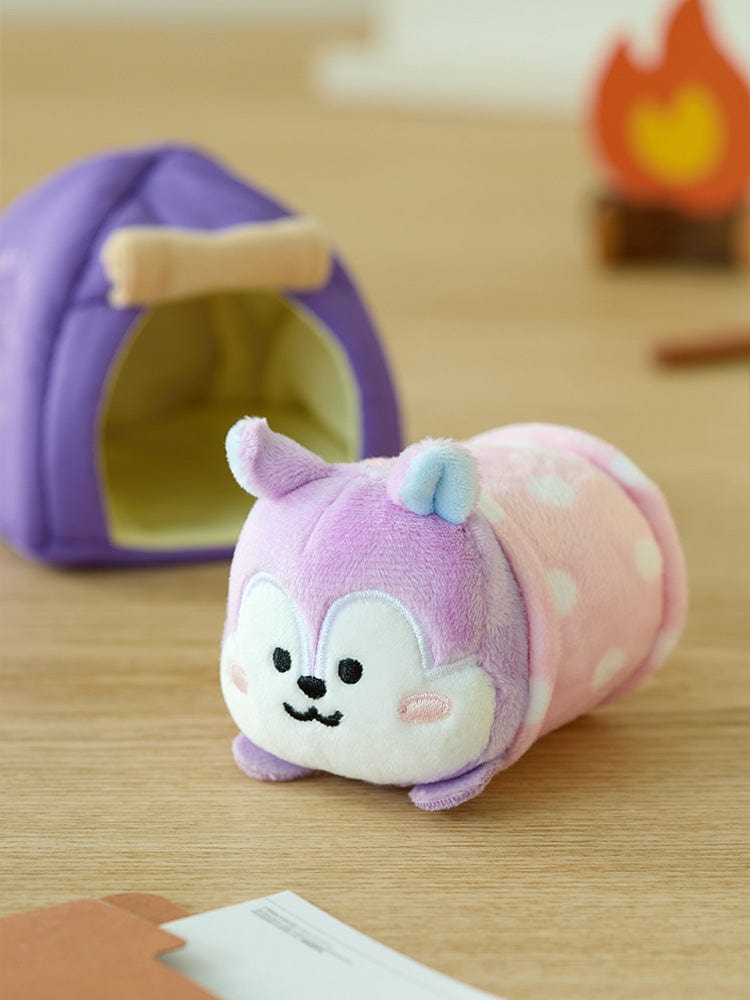 BT21 MANG DOLL CAMPFIRE : peluche MANG de LINE FRIENDS, poney masqué, décor chambre, coussin tente au feu sur table.