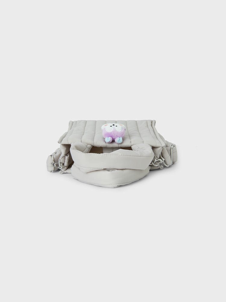 BT21 MANG QUILTED BAG WITH FACE PLUSH BADGE WINTER EDITION, sac matelassé LINE FRIENDS avec badge peluche MANG sur fond clair.