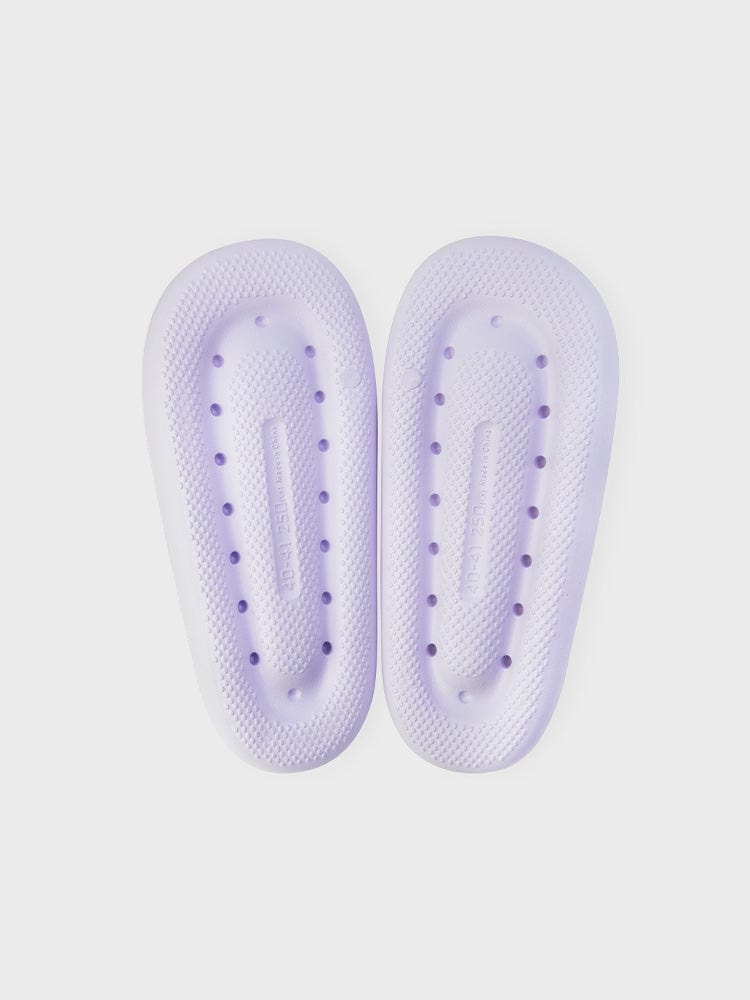 BT21 MANG SLIPPERS ON THE CLOUD EDITION : tongs violettes avec semelle nuage, style kawaii LINE FRIENDS BTS j-hope, vue paire