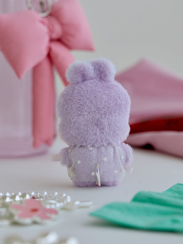 BT21 MANG mini minini DOLL RIBBON EDITION : peluche MANG en violet, posée sur décor pastel, chambre décorative.