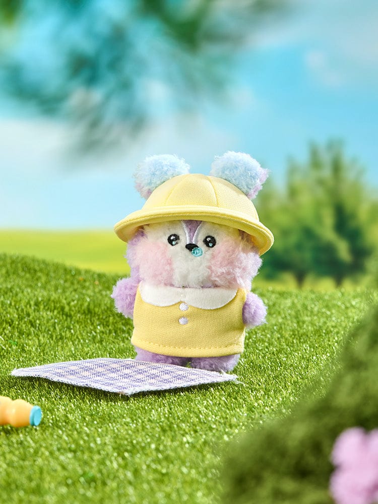 BT21 MANG mini minini PLUSH PICNIC MATE, peluche colorée sur herbe verte, décors pique-nique, marque BT21