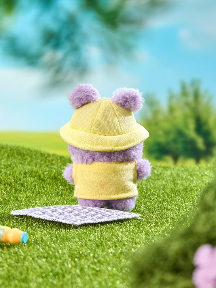 BT21 MANG mini minini PLUSH PICNIC MATE : peluche Mang sur un pique-nique, jardin vert, style minimaliste BT21