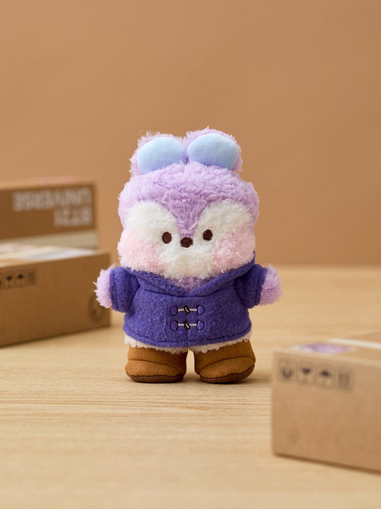 BT21 MANG minini DOLL BOOTS EDITION : peluche MANG poney danseur masqué, sur sol bois, cartons en arrière-plan.