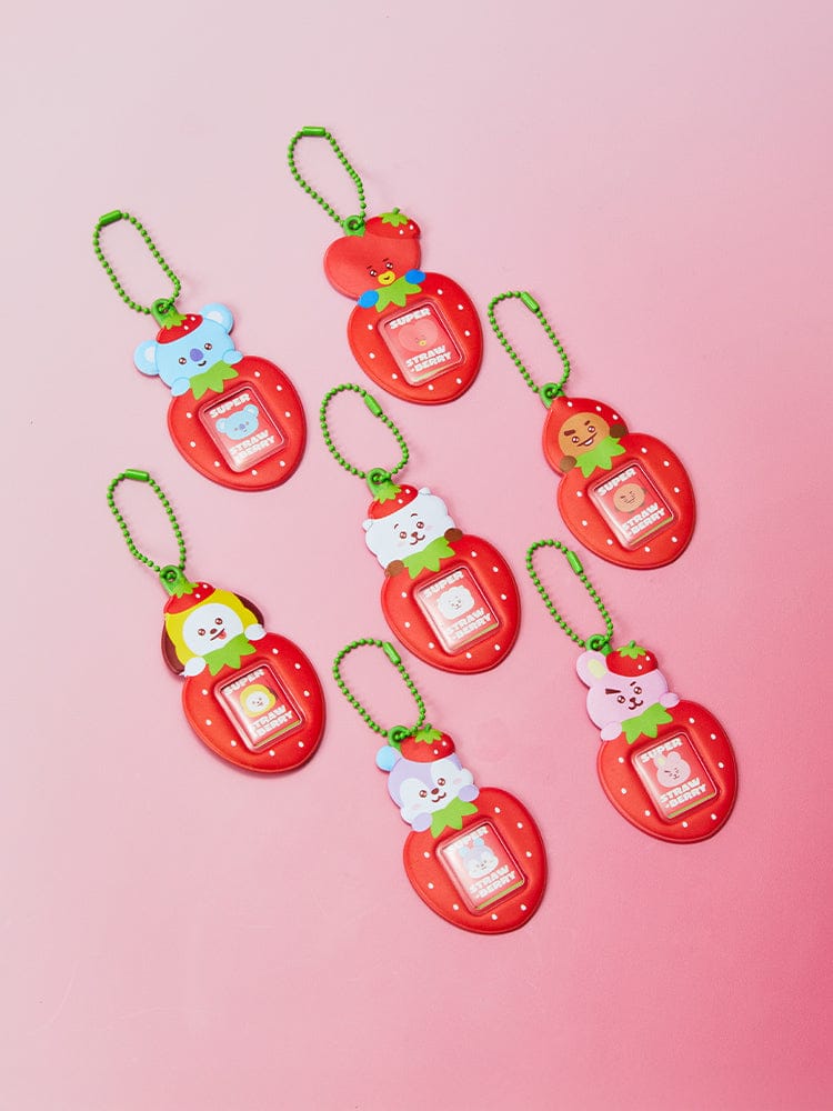 BT21 MINI PHOTO HOLDER KEYRING STRAWBERRY PARTY : porte-clés fraise BT21 en photo sur fond rose, officiel LINE FRIENDS