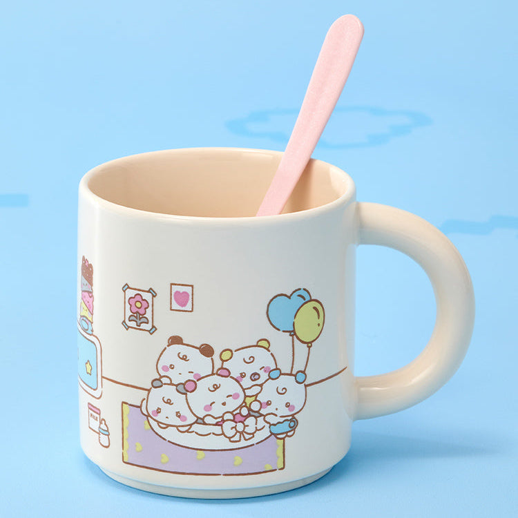 BT21  MMMM BABY Turnaround Mug de la marque BT21 : tasse blanche avec dessin, cuillère rose sur fond bleu ciel.